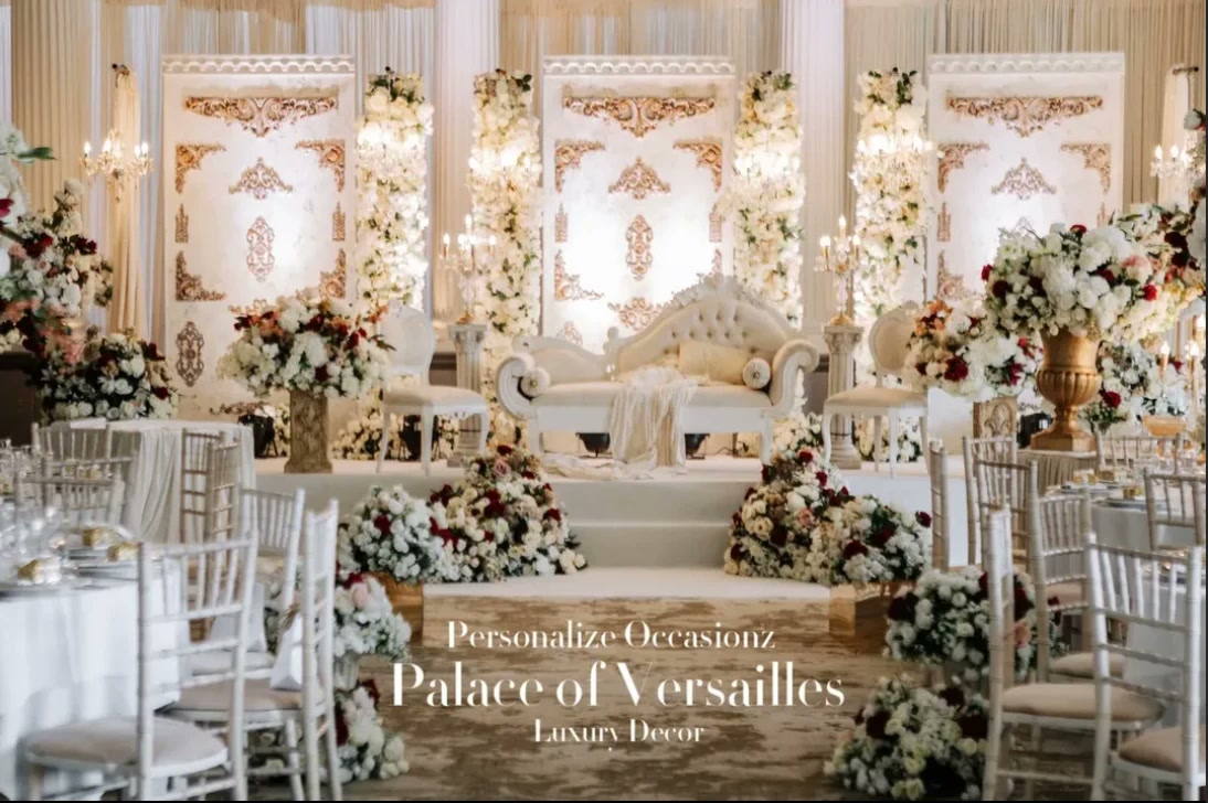 An ivory stage with gilded panels and roses in white and red in the Palace of Versailles collection.